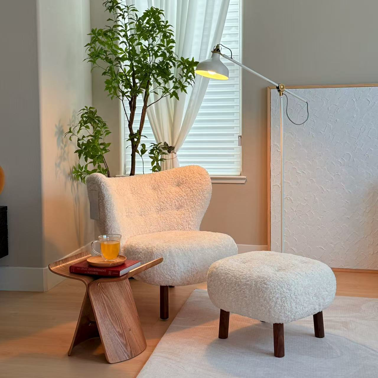 Chic Tufted White Lounge Chair