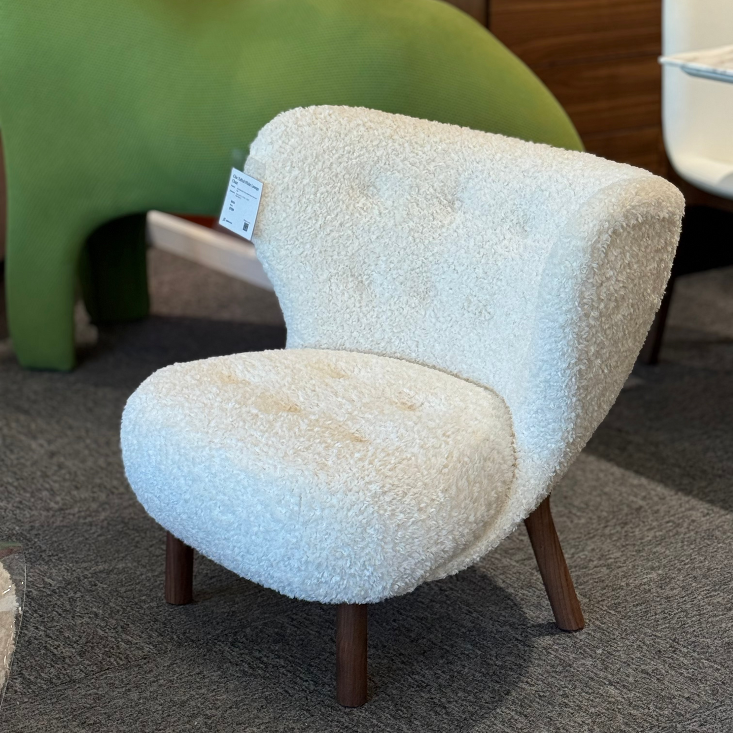 Chic Tufted White Lounge Chair