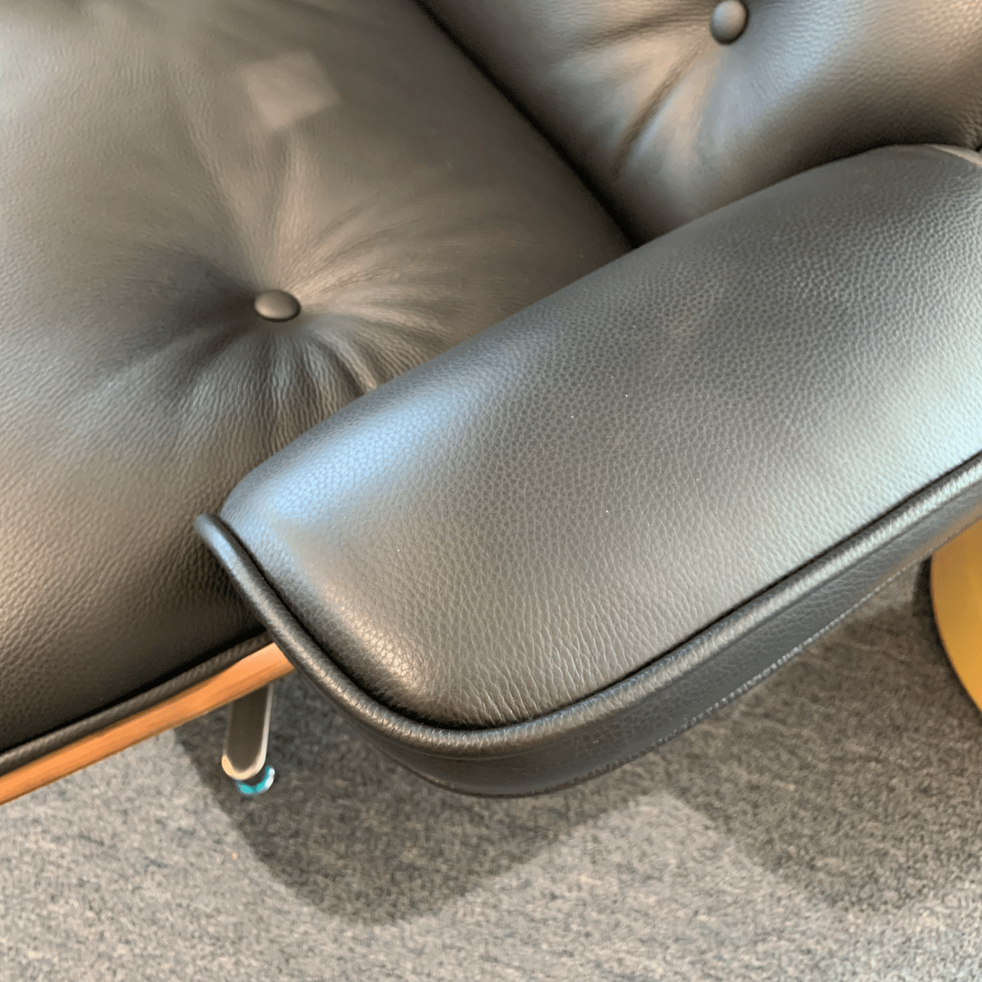 Modern Eames Lounge Chair Replica | Luxurious Comfort in Genuine Modern Eames Lounge Chair Replica | Luxurious Comfort in Genuine