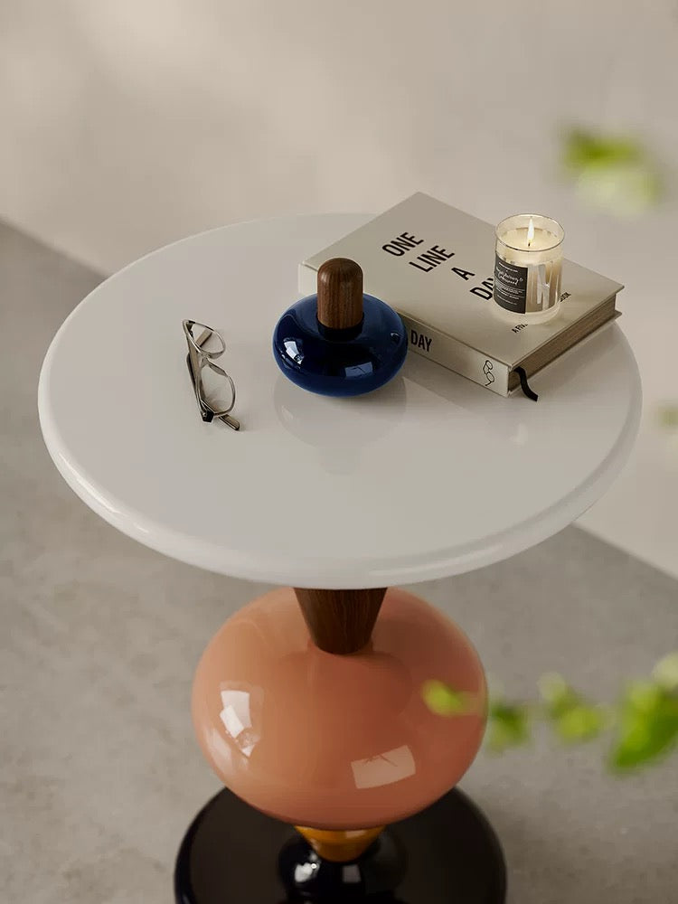 A 糖葫芦茶几 holds a pair of glasses, a blue decorative object, the closed book "ONE LINE A DAY," and a lit candle.