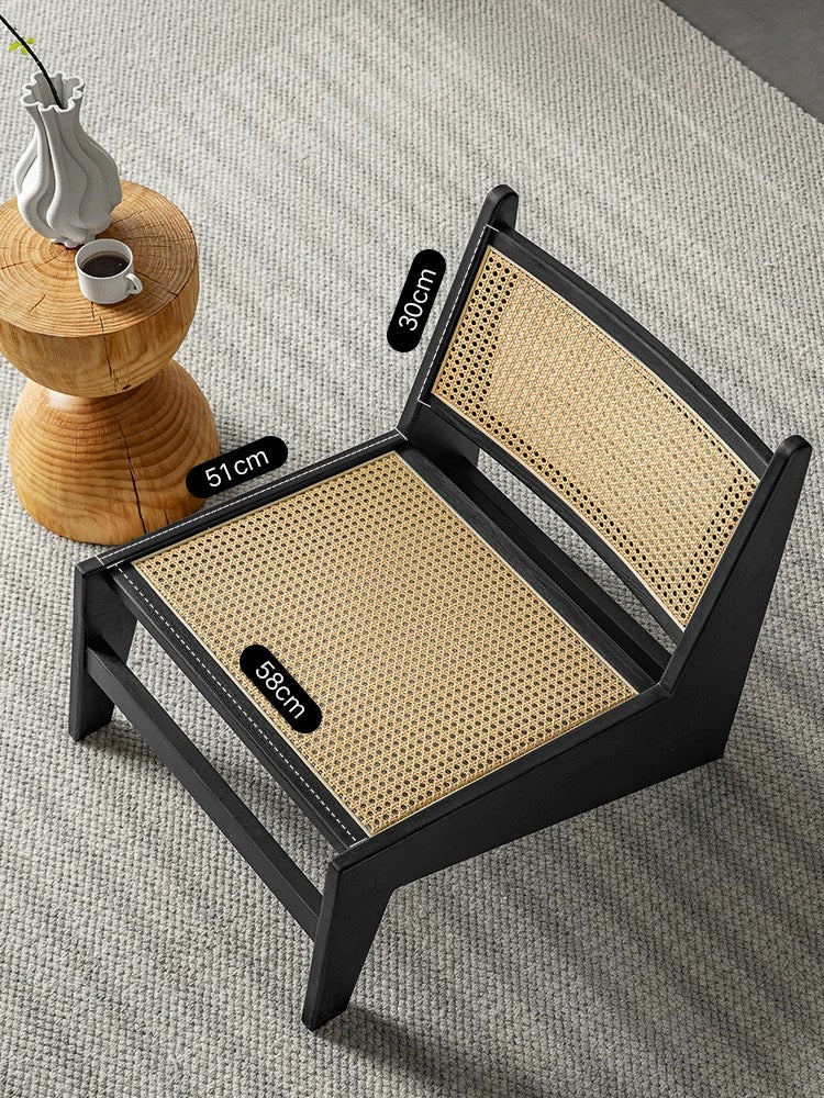 The 袋鼠椅 is a low wooden lounge chair with woven seat and backrest, measuring 58 cm wide, 51 cm deep, and 30 cm high. Beside the chair on a carpeted floor is a small round side table holding a vase and cup.